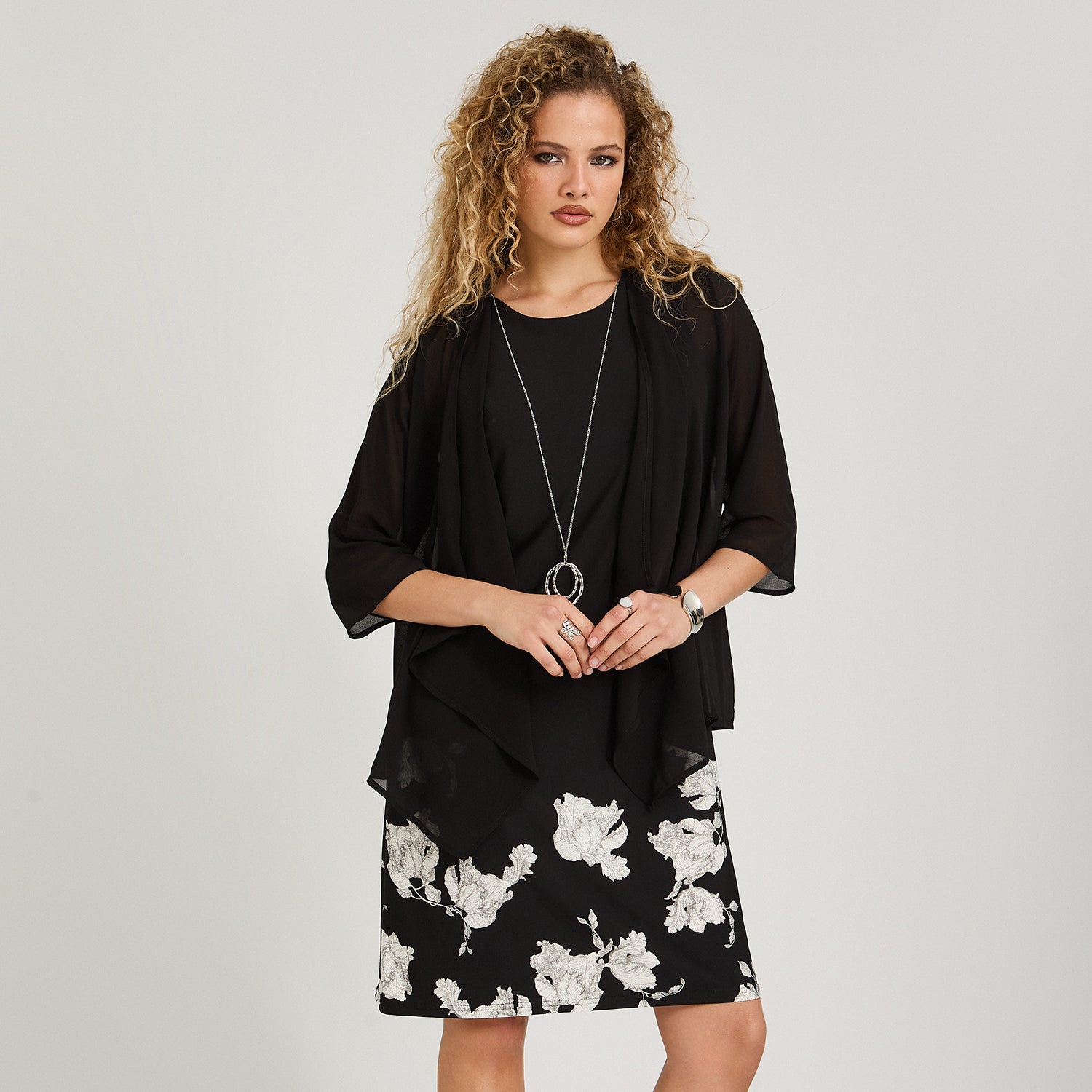 Vestido Corto Estampado Localizado Twin Set con Tapado y Collar Negro